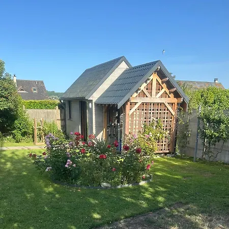 Maison Fleurie Aux Volets Bleus *